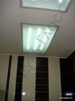 Стеклянный пол, стеклянная стенка кухни, потолочный светильник из стекла